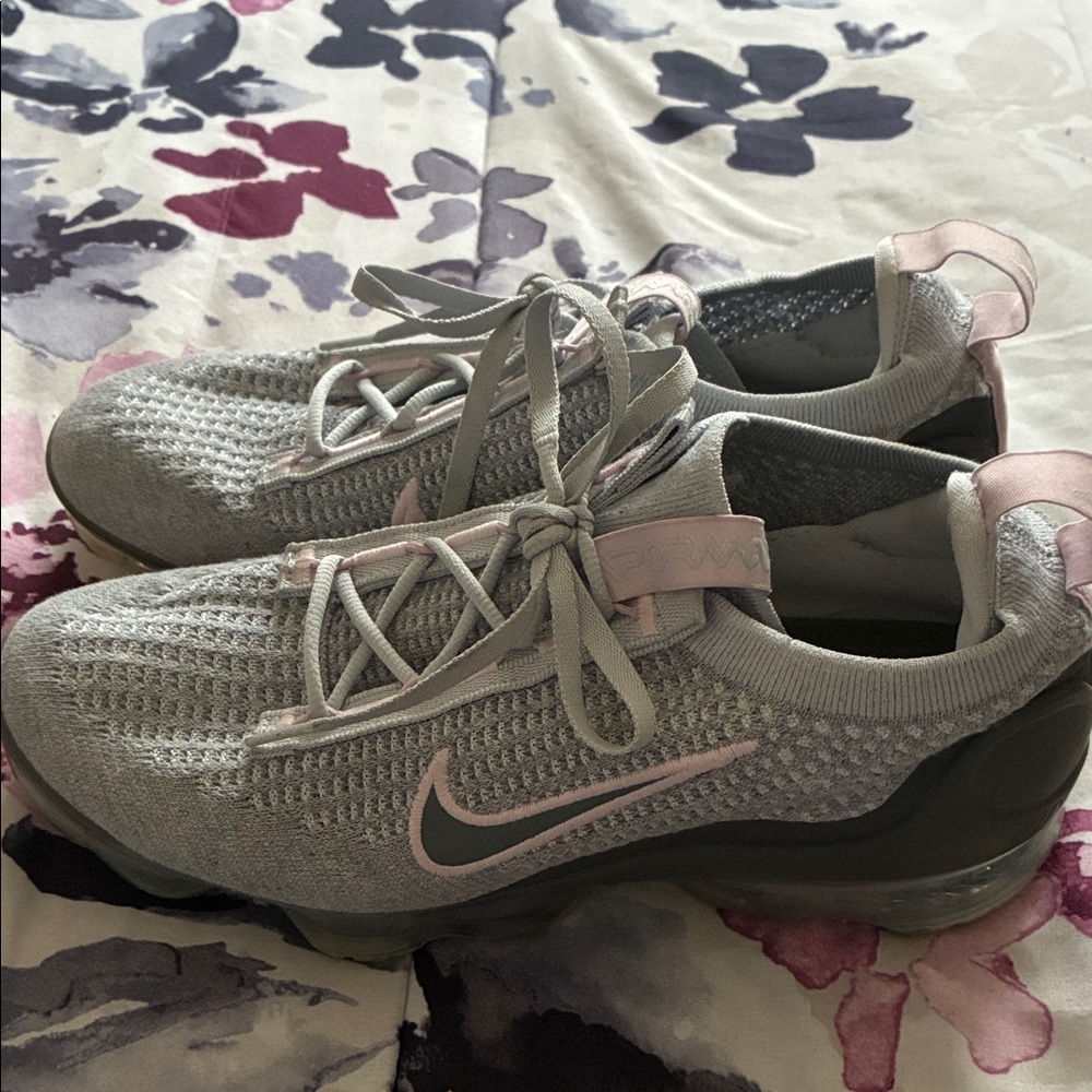 Nike Women's Light Gray and Soft Pink Sneakers